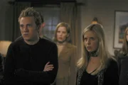 Spikes Chip zeigt die ersten Mängel. Buffy (Sarah Michelle Gellar, r.) und ihre Freunde machen sich große Sorgen.
