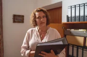 Frau Maierhofer (Lilly Forgách) schleicht sich in das Büro ihres Kollegen und Vorgesetzten Roman Grosser (Anno Koehler n.i.B.). Ihr Blick verrät, der Inhalt des Ordners wirft Fragen auf.