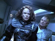 B'Elanna Torres (Roxann Biggs-Dawson, l.) wird von Neelix (Ethan Phillips, r.) aufgestachelt, den Kampf gegen die Klingonen heldenhaft aufzunehmen.