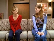 Tara (Amber Benson, r.) versucht, Buffy (Sarah Michelle Gellar, l. zu trösten, deren Mutter völlig unerwartet gestorben ist.
