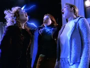 Durch ihre Zauberkraft versucht Willow (Alyson Hannigan, M.), den schrecklichen Spuk zwischen Tara (Amber Benson, r.) und Glory (Clare Kramer, l.) zu beenden.