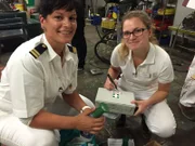 Krankenschwester Miriam und Famulantin Viktoria checken die "1st Aid Kits" an Bord der Grand Lady.