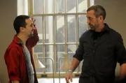 House (Hugh Laurie, re.) hat sich in eine psychiatrische Anstalt begeben und lernt dort seinen Zimmergenossen Alvie (Lin-Manuel Miranda) kennen.