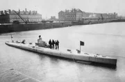 1896 gewinnt Maxime Laubeuf, einen U-Boot-Konstruktionswettbewerb der französischen Marine. Sein U-Boot-Entwurf "Narval" wird zum Prototyp einer neuen Art Kriegsschiff.