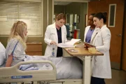 Amelia (Caterina Scorsone, r.) und Stephanie (Jerrika Hinton, 2.v.r.) kümmern sich um Katie Bryce (Skyler Shaye, l.), eine Patienten, bei der Meredith (Ellen Pompeo, 2.v.l.) zum ersten Mal im OP stand ...