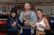 Nuray (Derya Flechtner, l.) und Leonie (Cosima Henman, r.) träumen von einer Karriere im Boxring. Boxtrainer Volker (Rainer Sellien, M.) soll ihnen dabei helfen.