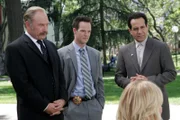 L-R: Captain Leland Stottlemeyer (Ted Levine), Lt. Randall Disher (Jason Gray-Stanford), Monk (Tony Shalhoub)