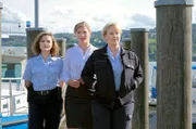 Nele (Floriane Daniel, r.) und Julia (Wendy Güntensperger, l.) machen sich mit der Hotelangestellten Daniela Dahlke  (Laura Lippmann, M.) auf die Suche nach der verschwundenen Vanessa.