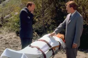Captain Leland Stottlemeyer (Ted Levine, re.) zeigt dem Commissioner Harry Ashcombe (John Bourgeois) die Leiche der Frau, die gefunden wurde. Der erschüttert wirkende Commissioner identifiziert sie als seine Frau.