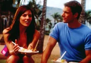 Sean (Jason Brooks, r.) lernt zufällig die attraktive Jenna (Krista Allen, l.) kennen. Doch wenig später stellt sich heraus, dass sie die Chefin der North-Shore-Rettungsschwimmer ist...