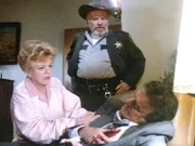 Jessica (Angela Lansbury) und Sheriff Tugmann (Ken Swofford) können nichts mehr für Jessicas Freund Walter (Mike Conners) tun.