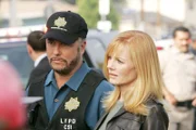 Gil Grissom (William Petersen) und Catherine Willows (Marg Helgenberger) müssen den Tod eines Polizisten klären, der bei einer Verfolgungsjagd im Kugelhagel ums Leben kam.