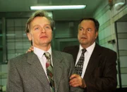 Kriminalkommissar Stefan Kehler (Wolfgang Bathke) mit dem erschütterten Vater des toten Babys, Bernd Martens (Horst Kotterba).