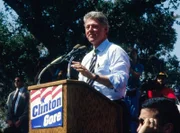 Präsidentschaftskandidat Bill Clinton spricht während einer Wahlkampfveranstaltung am 16. September 1992 in Los Angeles, Kalifornien, zu seinen Anhängern. (Kredit: Getty Images/Bob Riha, Jr.)