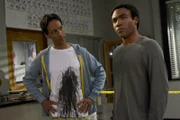 Wer steckt hinter der verwerflichen Tat? Abed (Danny Pudi, l.) und Troy (Donald Glover, r.) machen sich auf die Suche ...