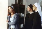 Elena Santorini (Tamara Simunovic, l.), Sophie (Anne Weinknecht, M.) und Julia (Helen Zellweger, r.) schauen gebannt aus dem Fenster des Nonnestifts.