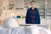 Mina (Lisa Brand, r.) besucht ihren verunglückten Klassenkameraden Marvin im Krankenhaus.