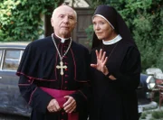 Lotte (Jutta Speidel, r.) hat Bischof Rossbauer (Horst Sachtleben, l.) um Hilfe gebeten.