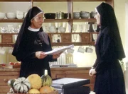 Schwester Hildegard (Andrea Sihler, r.) hat heimlich einen Roman ü?ber ihr Leben als Nonne geschrieben. Sie zeigt Lotte (Jutta Speidel, l.) die Druckfahne.