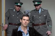 Robert Schnyder (Steffen Groth, M.) wird wegen Beihilfe zur Republikflucht inhaftiert und im Vernehmungsraum von Falk verhört.