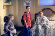 Dewey (Erik Per Sullivan, l.), Malcolm (Frankie Muniz, M.) und Reese (Justin Berfield, r.) begutachten ihr Hotelzimmer ...