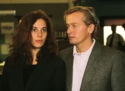 Die Eltern des ermordeten Babys, Claudia (Inka Victoria Groetschel) und Bernd Martens (Horst Kotterba), verstricken sich immer mehr in Widersprüche.
