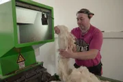 Schäfer und Erfinder Markus Schnitzler. Seine Maschine kann in nur einer Stunde bis zu 80 Kilogramm Wolle zu Dünge-Pellets pressen
