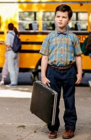 Sein Intellekt bringt Sheldon (Iain Armitage) schon mit neun Jahren auf die High School, ausgerechnet in die Klasse seines Bruder ...