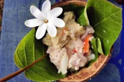 Poisson cru mit Kaaku: Eine traditionelle tahitianische Spezialität bestehend aus rohem Fisch, mariniert in Zitronen- oder Limettensaft, Kokosmilch und frischen Gemüsezutaten.
