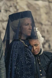 Rhaenys Targaryen (Eve Best, l.); Lady Baela Targaryen (Shani Smethurst, r.)