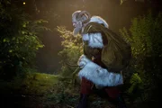 Der Krampus (Derek Mears) ist eine besondere Art Wesen, er entführt vor Weihnachten unartige Kinder und hängt sie in einen Baum, um sie am Tag
