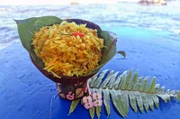 Ein farbenfroher Papaya-Salat: eine kulinarische Entdeckung auf Tahiti, wo exotische Aromen die Sinne verführen