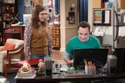 Als Sheldons (Jim Parsons, r.) Laptop endgültig den Geist aufgibt, kauft Amy (Mayim Bialik, l.) ihm einen neuen. Doch er ist zunächst wenig begeistert, dass Amy eigenmächtig gehandelt hat und verrät ihr kurz darauf deshalb ein brisantes Geheimnis ...