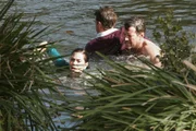 Ian (Dougray Scott, M.) fühlt sich von Susan (Teri Hatcher, l.) und Mike (James Denton, r.) verfolgt, weil er ihm ständig begegnet. Als Mike ihn auch noch aus einem See rettet und Susan vor Dankbarkeit überquillt, überredet Ian sie mit einer Lüge, nach London umzusiedeln ...