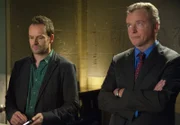 Versuchen, einen neuen Fall zu lösen: Holmes (Jonny Lee Miller, l.) und Gregson (Aidan Quinn, r.) ...