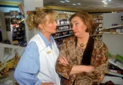 Rita (Gaby Köster, l.) ist wenig begeistert, dass Helga (Hella von Sinnen) im Supermarkt wieder ihr Unwesen treibt.