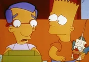 Bart (re.) hat seinem Freund Milhouse (li.) ein Krusty-Funkgerät zum Geburtstag geschenkt.