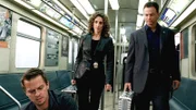 Die Detectives Danny Messer (Carmine Giovianzzo, l.), Stella Bonasera (Melina Kanakaredes) und Mac Taylor (Gary Sinise) stehen vor einem rätselhaften Fall. In einer U-Bahn wird ein Mann erschossen, doch die Kugel wurde außerhalb des Zuges abgefeuert.