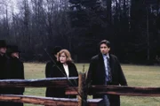 Mulder (David Duchovny, r.) und Scully (Gillian Anderson, l.) ermitteln in einer rätselhaften Mordserie: Die Opfer, sowohl Männer als auch Frauen, starben immer nach einer leidenschaftlichen Liebesnacht  ...
