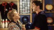 Nikola (Mariele Millowitsch) hat Dr. Schmidt (Walter Sittler) mal kurz ins Bowlingkugellager zitiert, um ihm ein paar Verhaltensregeln für den Abend zu geben.