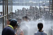 Kinder, die im Vulkanschlamm gespielt haben, müssen mit Hochdruck-Wasser gereinigt werden.