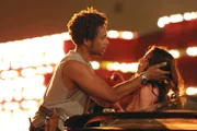 Warrick (Gary Dourdan) wird Zeuge eines Autounfalls und versucht eine völlig aufgelöste und blutverschmierte Unfallbeteiligte (Corinna Harney-Jones) zu beruhigen.