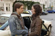 Nils (Raphaël Vogt, l.) kann Nelly (Alissa Jung, r.) davon überzeugen, dass sie Mark von Berlin aus viel besser helfen kann.