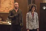 Rory (Dominic Purcell, l.); Charlie (Maisie Richardson-Sellers, r.)