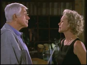 Mark (Dick Van Dyke, l.) befragt Livia (Michelle Phillips, r.), eine Freundin aus alten Zeiten, deren Mann unter Mordverdacht steht.