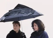 Als Scullys (Gillian Anderson, l.) Vater nach einem Herzinfarkt unerwartet stirbt, nimmt sie mit ihrer Mutter Margaret Scully (Sheila Larkin, r.) am Grab Abschied ...