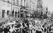 Die Deutschen stehen mehrheitlich hinter Hitlers Diktatur, berauschen sich an Erfolgen, wie der Besetzung des Rheinlandes oder dem Anschluss Österreichs.