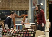 Während Amy (Mayim Bialik, r.) das Tempo ihrer Beziehung anziehen möchte und Sheldon (Jim Parsons, l.) zu sich einlädt, sagt  Leonard etwas zu Penny, das sie sehr verwirrt ...