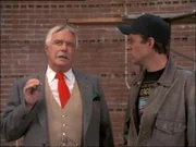 Hannibal (George Peppard, li.) schmiedet einen neuen Plan. Gespannt lauscht Murdock (Dwight Schultz, re.) seiner Ausführung...