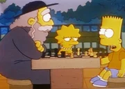 Bart (re.) und Lisa versuchen Rabbi Krustowsky (li.) davon zu überzeugen, dass er seinen Sohn Krusty nicht verstoßen soll.